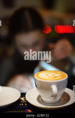 Una tazza di cappuccino con latte-art Foto Stock