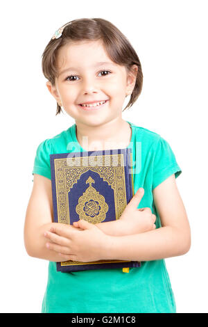 Felice ragazza giovane azienda Quraan , libro sacro in Ramadan Foto Stock