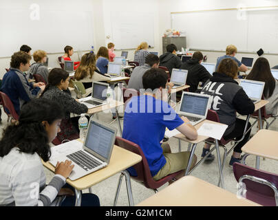 Gli studenti che effettuano un test sui notebook in una scuola di alta classe. La prova è la nazionale prova PARCC Foto Stock