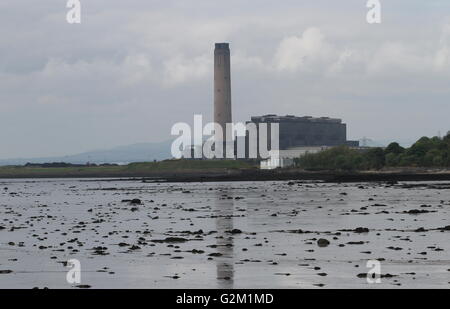 Di Longannet stazione di potenza riflessa a bassa marea Scozia Maggio 2016 Foto Stock