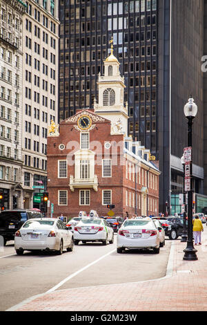 BOSTON, MASSACHUSETTS - 14 Maggio 2016: Street View di storico Old State House di Boston lungo il Sentiero della Libertà, con vetture visibili. Foto Stock