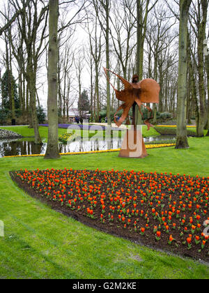 I visitatori a piedi attraverso e godetevi le molte diverse visualizzazioni del fiore a giardini Keukenhof lisse, Paesi Bassi. Foto Stock