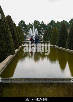 I visitatori a piedi attraverso e godetevi le molte diverse visualizzazioni del fiore a giardini Keukenhof lisse, Paesi Bassi. Foto Stock