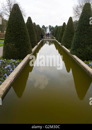 I visitatori a piedi attraverso e godetevi le molte diverse visualizzazioni del fiore a giardini Keukenhof lisse, Paesi Bassi. Foto Stock