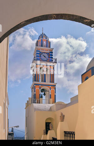 Una chiesa cattolica a Fira resort in isola di Santorini, Cicladi Grecia Foto Stock