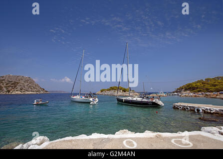 Vista ravvicinata di Aponissos cove, sull isola di Agistri trovata nel Golfo Saronico, un'ora di viaggio dal porto del Pireo, il principale porto della Grecia Foto Stock