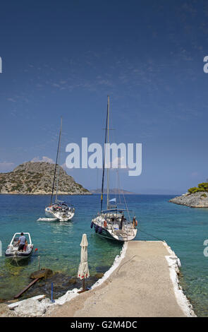 Vista ravvicinata di Aponissos cove, sull isola di Agistri trovata nel Golfo Saronico, un'ora di viaggio dal porto del Pireo, il principale porto della Grecia Foto Stock