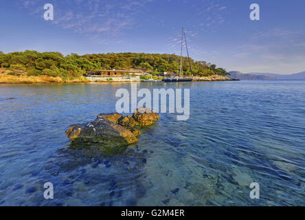 Vista ravvicinata di Aponissos cove, sull isola di Agistri trovata nel Golfo Saronico, un'ora di viaggio dal porto del Pireo, il principale porto della Grecia Foto Stock