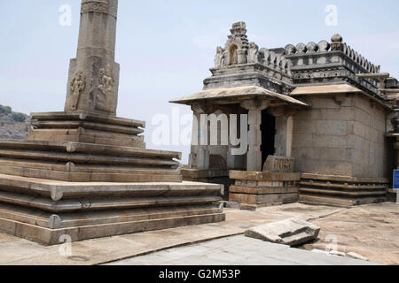 Parsvanatha basadi e Manasthambha (pilastro) nella parte anteriore di essa, Chandragiri hill, Sravanabelgola, Karnataka, India. Foto Stock