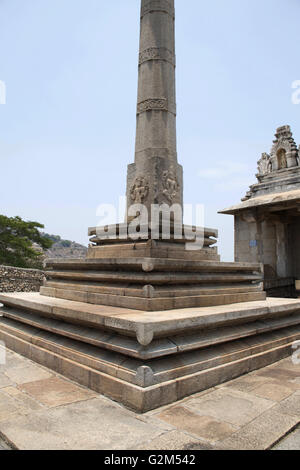 Parsvanatha basadi e Manasthambha (pilastro) nella parte anteriore di essa, Chandragiri hill, Sravanabelgola, Karnataka, India. Foto Stock