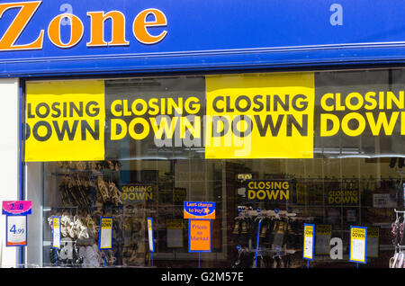 Chiusura poster nella finestra della zona di scarpe negozio di scarpe a Ludlow, Shropshire Foto Stock