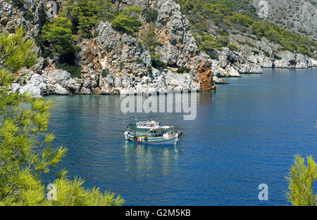 Chiudere la vista remota costa rocciosa di Marisa, sull isola di Agistri trovata nel Golfo Saronico, un'ora di viaggio dal Pireo, Grecia Foto Stock