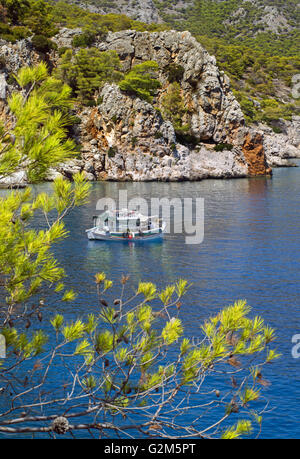 Chiudere la vista remota costa rocciosa di Marisa, sull isola di Agistri trovata nel Golfo Saronico, un'ora di viaggio dal Pireo, Grecia Foto Stock