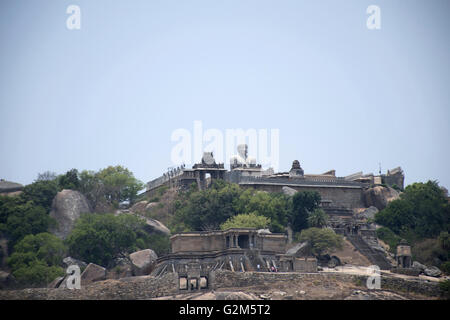 Vista generale della collina Vindhyagiri tempio complesso, Sravanabelgola, Karnataka, India. Vista dalla collina Chandragiri. Foto Stock