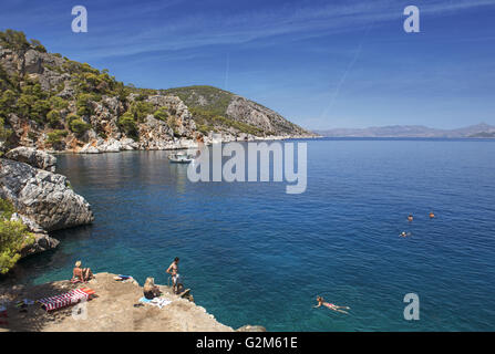 Chiudere la vista remota costa rocciosa di Marisa, sull isola di Agistri trovata nel Golfo Saronico, un'ora di viaggio dal Pireo, Grecia Foto Stock