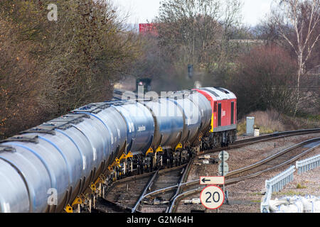 DB Schenker treno olio attraversando Stenson giunzione nel Derbyshire Foto Stock