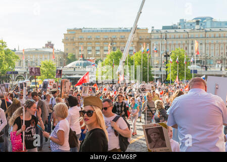 Mosca, Russia - 9 maggio: Reggimento immortale alle marche. Mosca celebra 71-esima vittoria giorno anniversario il 9 maggio 2016 a Mosca Foto Stock