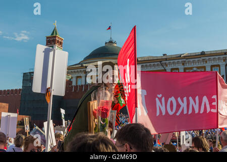 Mosca, Russia - 9 maggio: Reggimento immortale alle marche. Mosca celebra 71-esima vittoria giorno anniversario il 9 maggio 2016 a Mosca Foto Stock