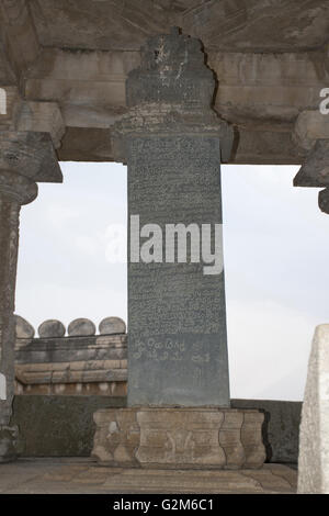 Iscrizioni in kannada scolpito su un pilastro, gomateshwara tempio, vindhyagiri hill, shravanbelgola, Karnataka, India. Foto Stock