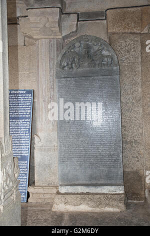 Iscrizioni in kannada scolpito su un pilastro all'ingresso del tempio gomateshwara, vindhyagiri hill, shravanbelgola, Karnataka Foto Stock