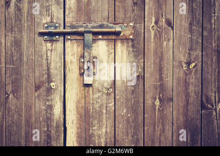 Vintage stilizzata metallo vecchio hasp sul vecchio vintage porta di legno. Foto Stock