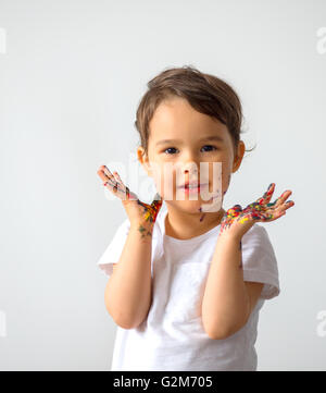 Funny bambina con le mani dipinte in vernice colorata Foto Stock