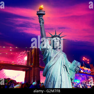 Statua della Libertà e il ponte di Brooklyn il 4 luglio th fuochi d'artificio New York America photomount Foto Stock