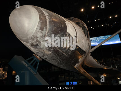 Vista frontale della NASA Orbiter Atlantis del veicolo sul display presso il Kennedy Space Center complesso visitatori. Foto Stock