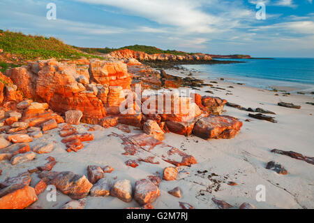 Incandescente scogliere rosse nella luce del mattino sul Cape Leveque. Foto Stock