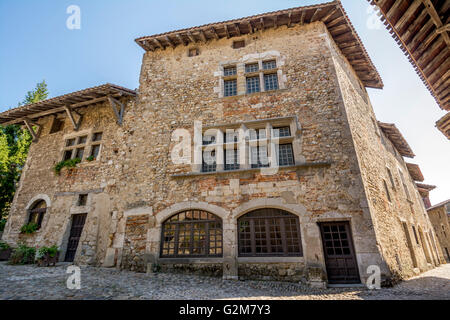 Strada acciottolata, città medievale fortificata di Perouges etichettata les Plus beaux Villages de France, dipartimento di Ain vicino a Lione, Auvergne Rhones Alpes, Francia Foto Stock