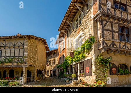 Luogo nella città vecchia di Perouges etichettato les Plus beaux Villages de France, dipartimento di Ain vicino a Lione, Auvergne Rhones Alpes, Francia, Europa Foto Stock