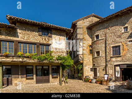 Luogo nella città vecchia di Perouges etichettato les Plus beaux Villages de France, dipartimento di Ain vicino a Lione, Auvergne Rhones Alpes, Francia, Europa Foto Stock