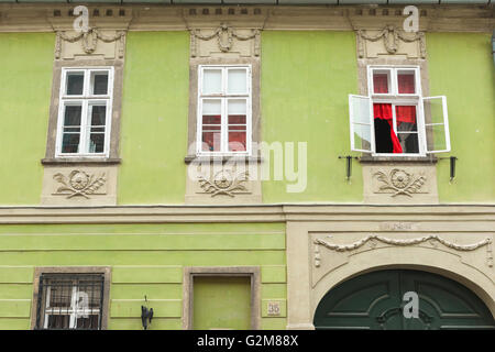 L'architettura di Budapest, un esempio di architettura barocca colorata nell'Uri Utca, una strada nel quartiere del castello Var di Buda a Budapest, Ungheria. Foto Stock