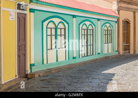 GUAYAQUIL, ECUADOR - ottobre - 2015 - Las Penas, un quartiere emblematico della città di Guayaquil noto per il suo arco coloniale Foto Stock