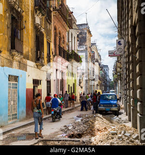 Lavori stradali che si svolge su una stretta strada nella capitale cubana, Havana. Foto Stock