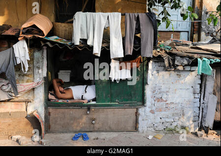 INDIA Westbengal Calcutta Kolkata, persone senza fissa dimora a Elgin Road / INDIEN Westbengalen Megacity Kalkutta, obdachlose Menschen schlafen am Strassenrand der Elgin Road Foto Stock