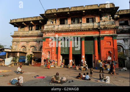 INDIA Westbengal, Calcutta, Palazzo Vecchio dal british tempo coloniale a babu ghat, toaday abitata da persone senza fissa dimora / INDIEN, Westbengalen, Calcutta, alter Plasat aus der britischen Kolonialzeit am Babu Ghat, heute bewohnt von Obdachlosen Foto Stock