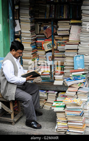 INDIA Westbengal, Calcutta, bookstore sulla strada vicino Università / INDIEN, Westbengalen, Calcutta, Buchladen an der Universitaet Foto Stock