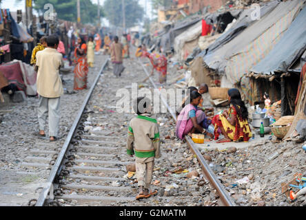 INDIA Westbengal, Calcutta, senzatetto in tende alla linea ferroviaria / INDIEN, Westbengalen, Calcutta, obdachlose dello Zelten an der Bahnlinie Foto Stock