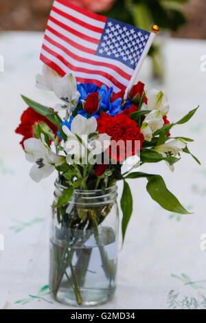 Tabella per il campeggio con bandierine americane Foto Stock