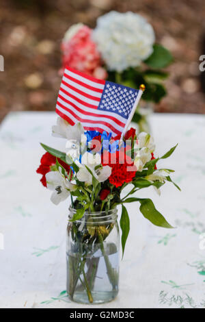 Tabella per il campeggio con bandierine americane Foto Stock