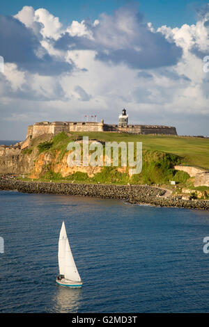 Barca a vela sotto la fortezza El Morro, San Juan, Puerto Rico Foto Stock