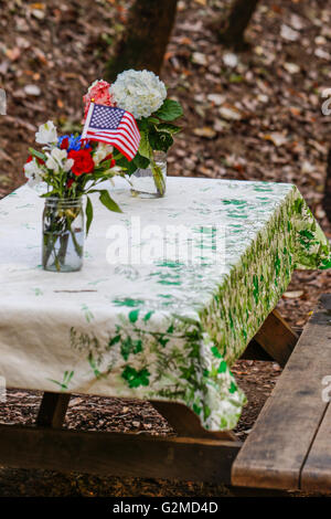 Tabella per il campeggio con bandierine americane Foto Stock