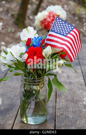 Tabella per il campeggio con bandierine americane Foto Stock