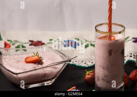 Fragola smooothie con straberries in background. Immagine ad alta risoluzione. Foto Stock