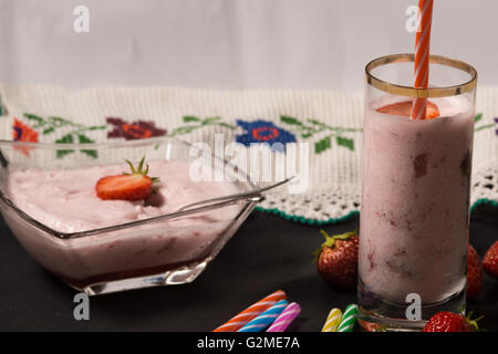Fragola smooothie con straberries in background. Immagine ad alta risoluzione. Foto Stock