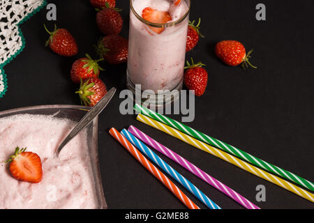 Fragola smooothie con straberries in background. Immagine ad alta risoluzione. Foto Stock