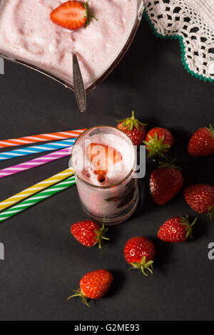 Fragola smooothie con straberries in background. Immagine ad alta risoluzione. Foto Stock