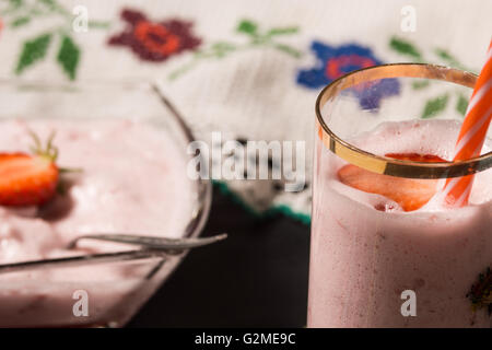 Fragola smooothie con straberries in background. Immagine ad alta risoluzione. Foto Stock