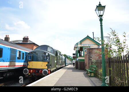 Classe 37 loco D6729 (37029) tira in North Weald Station Foto Stock